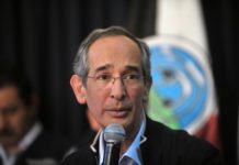 Ex presidente de Guatemala Alvaro Colom a los tribunales por corrupcion