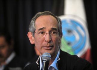 Ex presidente de Guatemala Alvaro Colom a los tribunales por corrupcion