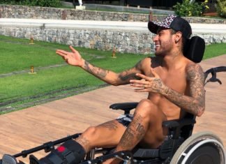 Críticas a Neymar por posar en silla de ruedas para homenajear a Hawking