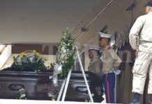 Rinden honores a los bomberos fallecidos mientras sofocaban incendio