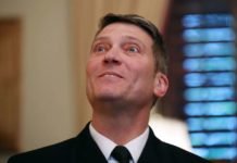 Escándalos tumban candidatura del doctor de Trump al Gabinete