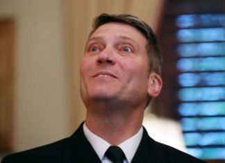 Escándalos tumban candidatura del doctor de Trump al Gabinete