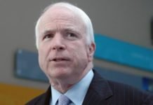 McCain, con cáncer cerebral, pide que Trump no acuda a su funeral