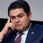 JOH dedo mejilla