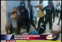 Familiares y pacientes se lian a golpes con policias en Hospital del Sur