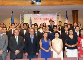 Talentosos jóvenes hondureños reciben beca para estudiar en Taiwán