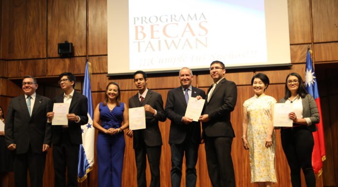 Estudiantes universitarios reciben charlas sobre becas de Taiwán