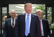 Discusión a gritos en la Casa Blanca por la llegada masiva de inmigrantes a la frontera