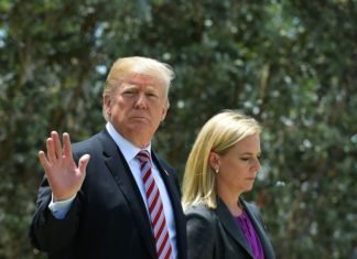 Trump tiene “sobre la mesa” acabar con la ciudadanía por nacimiento