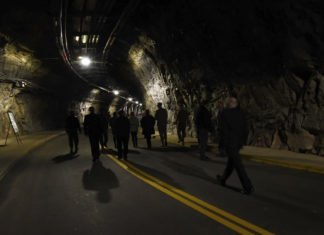 La Estación de la Fuerza Aérea de Cheyenne Mountain está cubierta por 610 metros de granito y protegida con dos puertas de concreto y acero de 21 toneladas de peso.