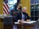 Biden elimina el «botón rojo» para recibir coca colas que puso Trump