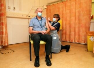 Reino Unido empieza a distribuir el fármaco de AstraZeneca a medida que se acelera el ritmo de vacunaciones en el mundo