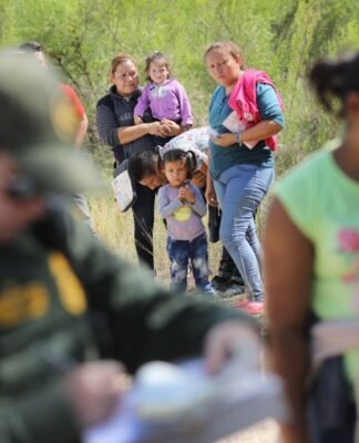 Logran encontrar a los padres de más de 100 niños inmigrantes separados por la Administración Trump
