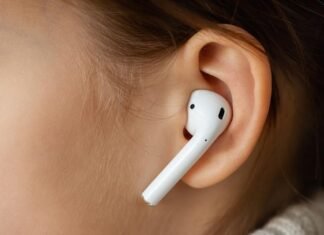 Cómo debes limpiar tus audífonos (sin dañarlos) para protegerte de infecciones